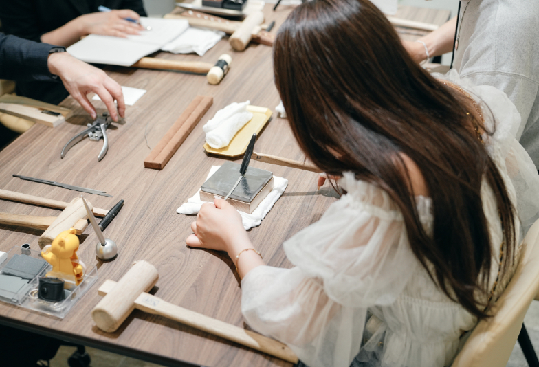 大阪・天王寺手作りバングル槌目工程