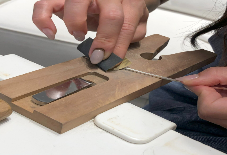 大阪・天王寺手作りバングル側面整える