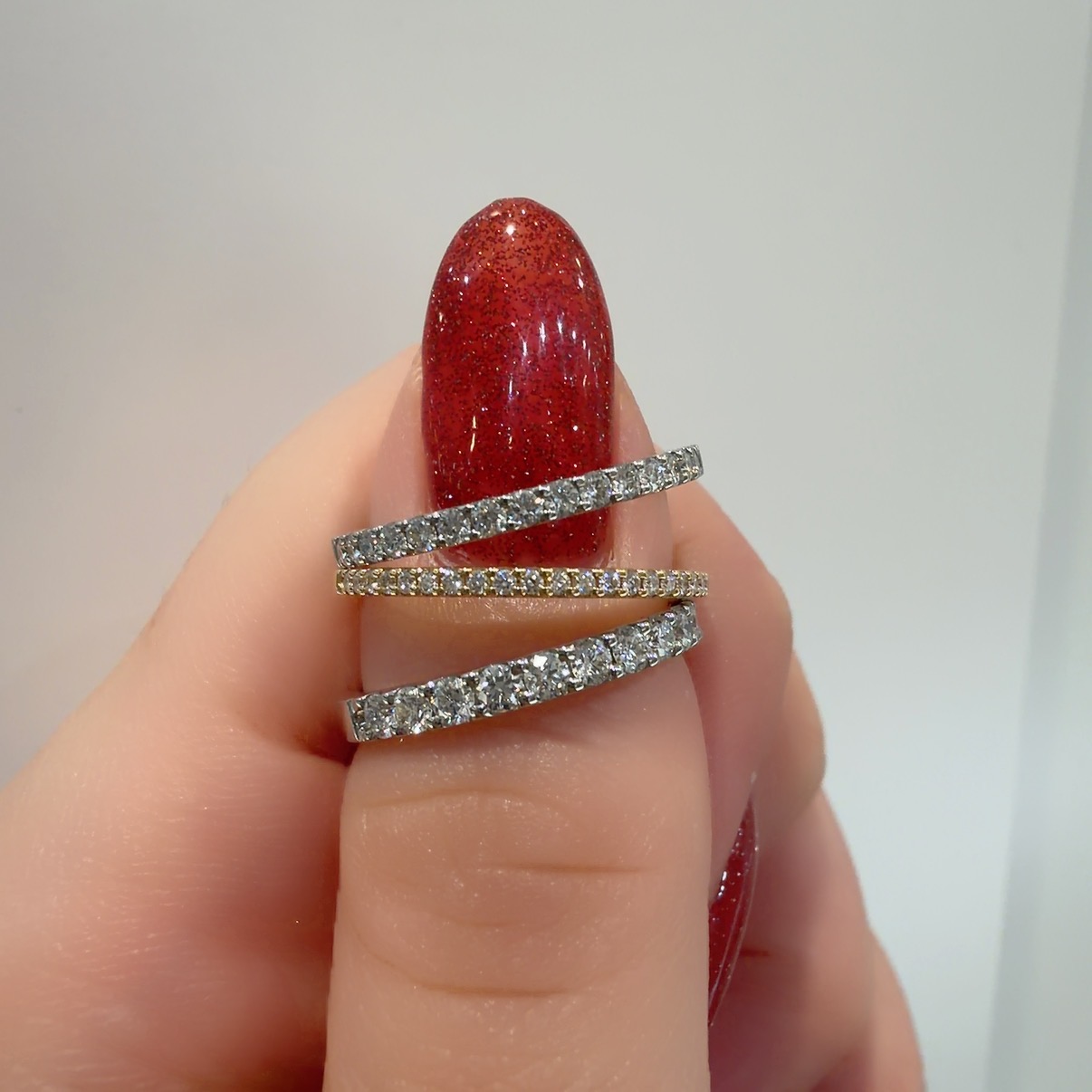 エタニティリングのダイヤモンドの留め方の一つの爪留め