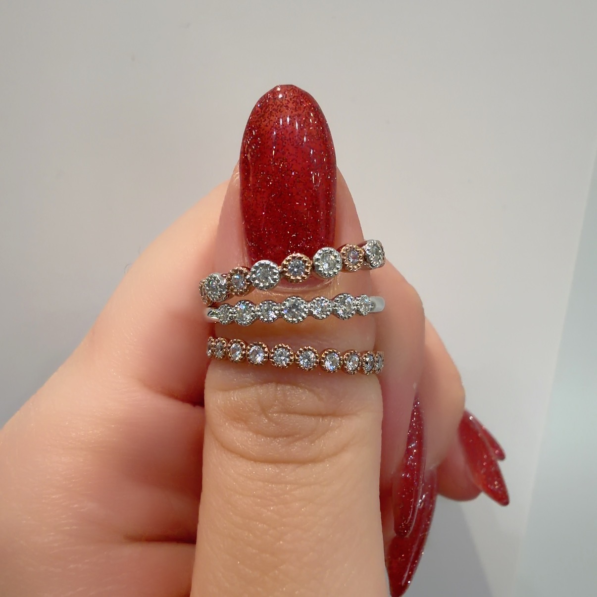 エタニティリングのダイヤモンドの留め方の一つの覆輪留め