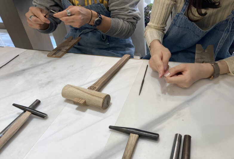 大阪・天王寺手作りシルバーバングル両端削る