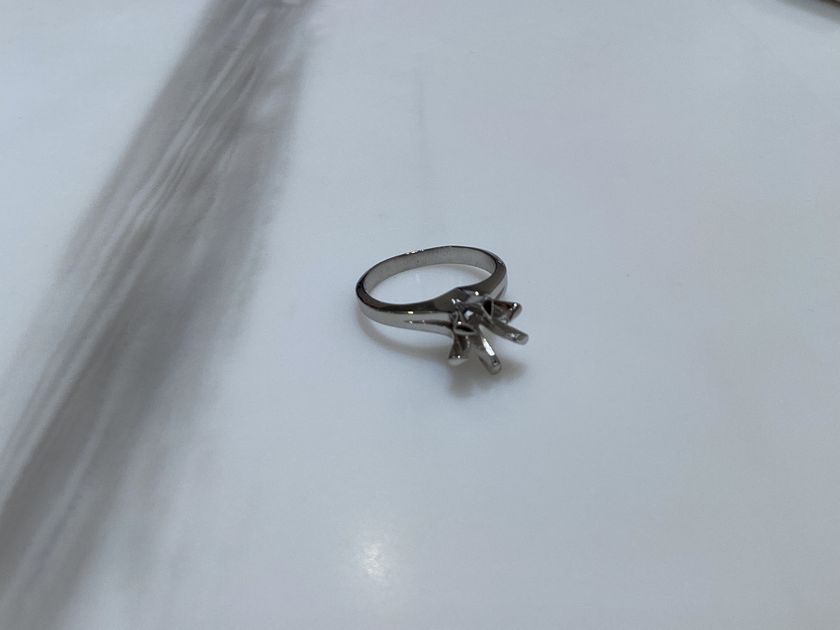 譲り受けた母の立て爪の婚約指輪をシンプルな一粒ネックレスのデザインにリフォーム