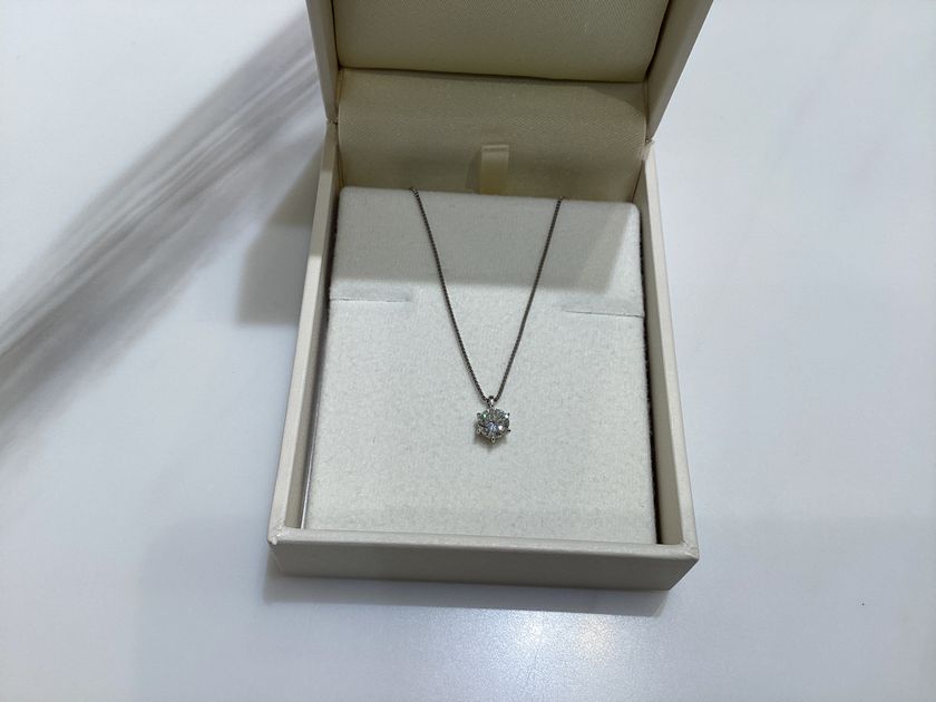 譲り受けた母の立て爪の婚約指輪をシンプルな一粒ネックレスのデザインにリフォーム