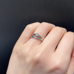 IDEAL Plus fort（アイデアルプリュフォール）とROSETTE/SP（ロゼットエスピー）の婚約指輪と結婚指輪の重ね着け