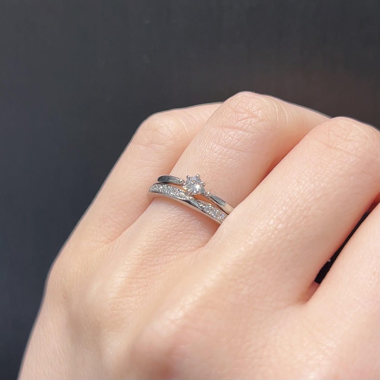 katamu（かたむ）とディズニー・シンデレラの婚約指輪と結婚指輪の重ね着け