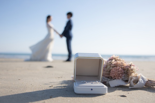 プロポーズ　海　婚約指輪　サプライズプロポーズ　garden天王寺