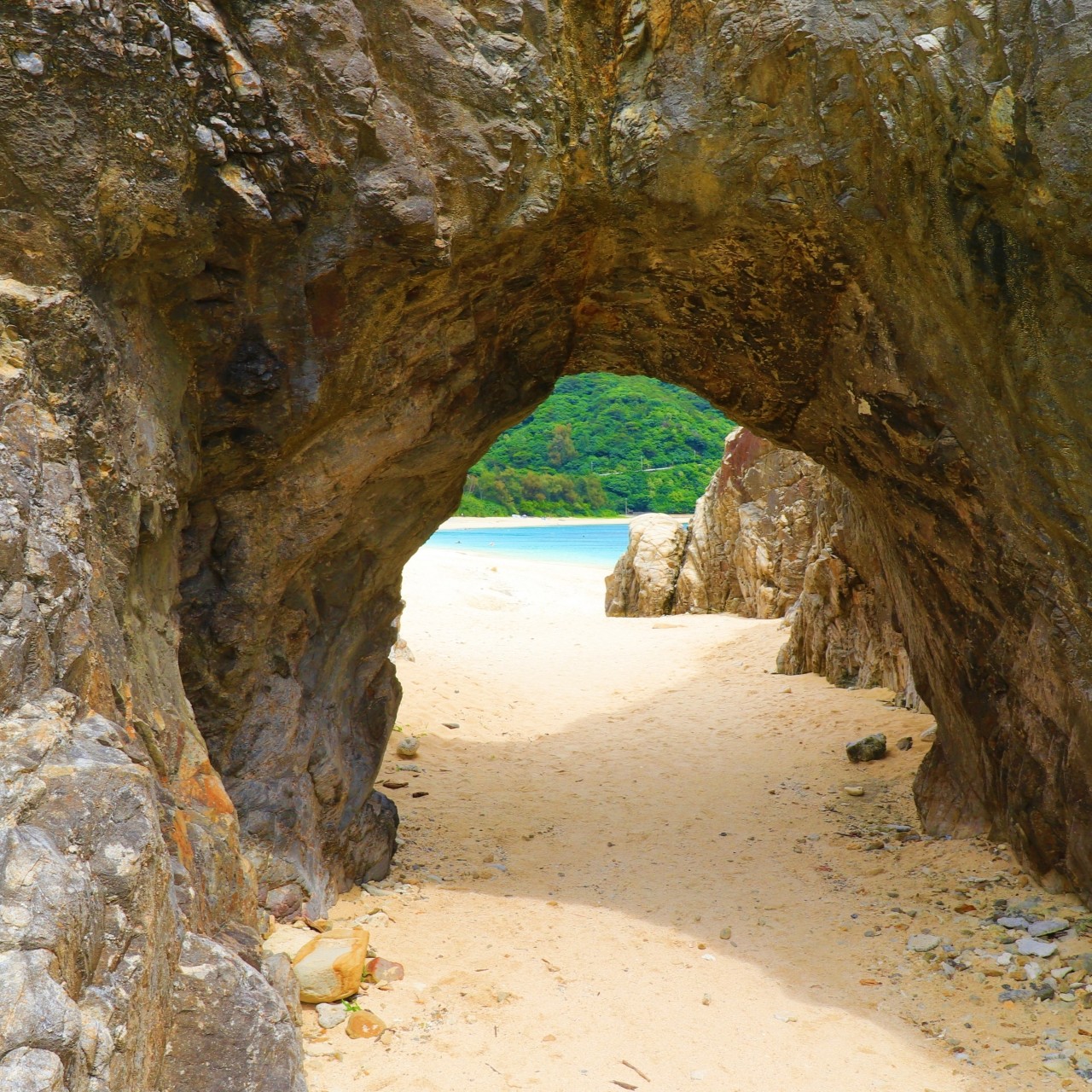 渡嘉敷島の岩トンネル