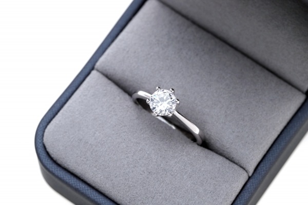 高品質ダイヤモンド　婚約指輪